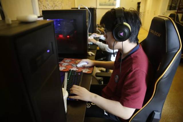 小伞Jhin盛开着屠杀之花引领逆转，Awei的Zyra在团战中阵亡， Leyan 的队伍锁定赛点。